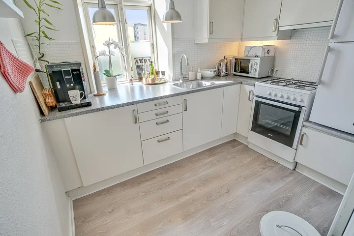 Lys 2-værelses på 50 m2 midt i byen med separat køkken og egen vaskemaskine/tørretumbler – delebil inkl. 2 gratis timer pr. måned - Ladegårdsgade, Aalborg - 0