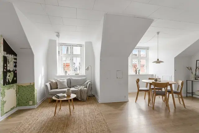 apartment Lys 3-værelses på tagetagen med stor stue, badekar og vaskemaskine – 110 m2