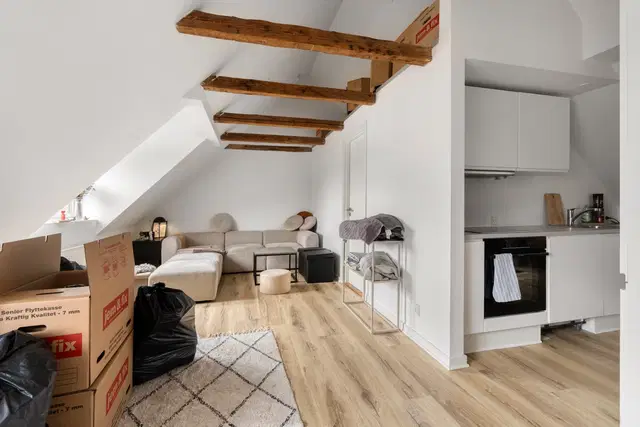 apartment Lys 2-værelses på 61 m2 med synlige bjælker, tagvindue og moderne køkken
