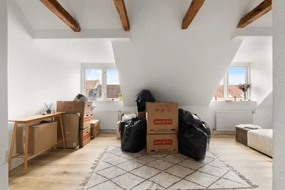 Lys 2-værelses på 61 m2 med synlige bjælker, tagvindue og moderne køkken - Vestergade, Horsens - 1