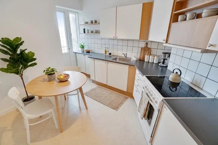 Lys 3-værelses på 4. sal med byudsigt, to altaner og elevator – 98 m2 med depotrum og delebil - Vesterbro, Aalborg - 0