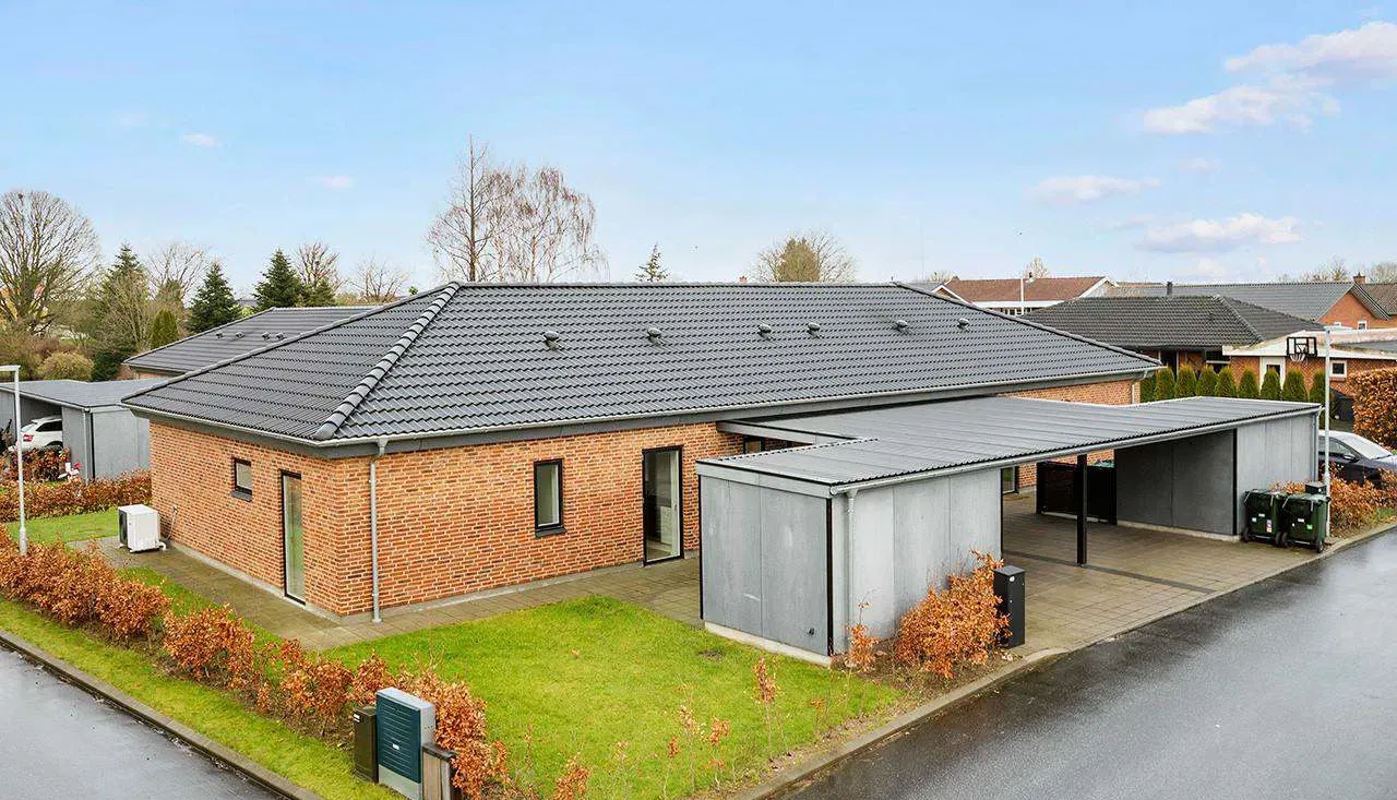 townhouse 4-værelses rækkehus med have og carport i Lindved