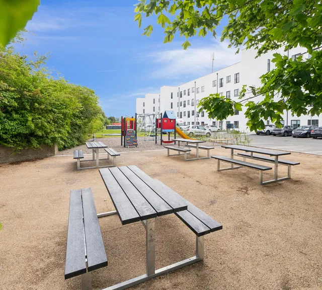 apartment Lys 2-værelses lejlighed med altan og åben planløsning