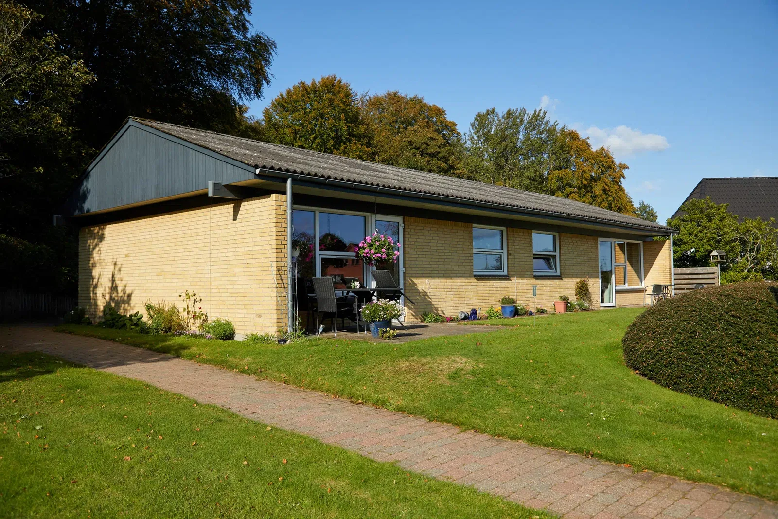 townhouse Homes in Scenic Areas Close to Motorways and Urban Life