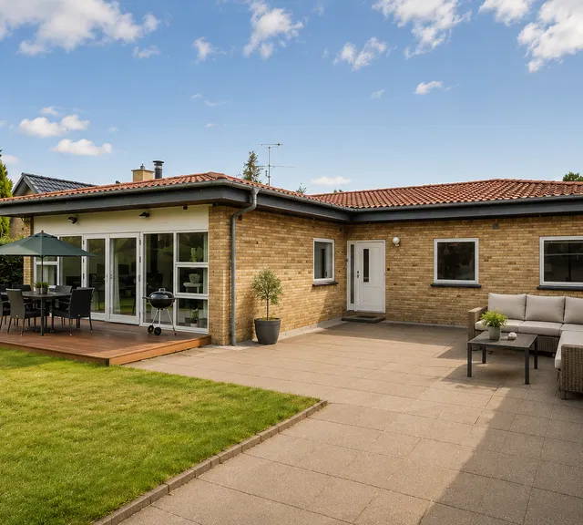house Bright Single-Story Villa with Large Garden and Flexible Layout