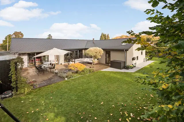 house Rummelig villa med fire soveværelser og stor terrasse