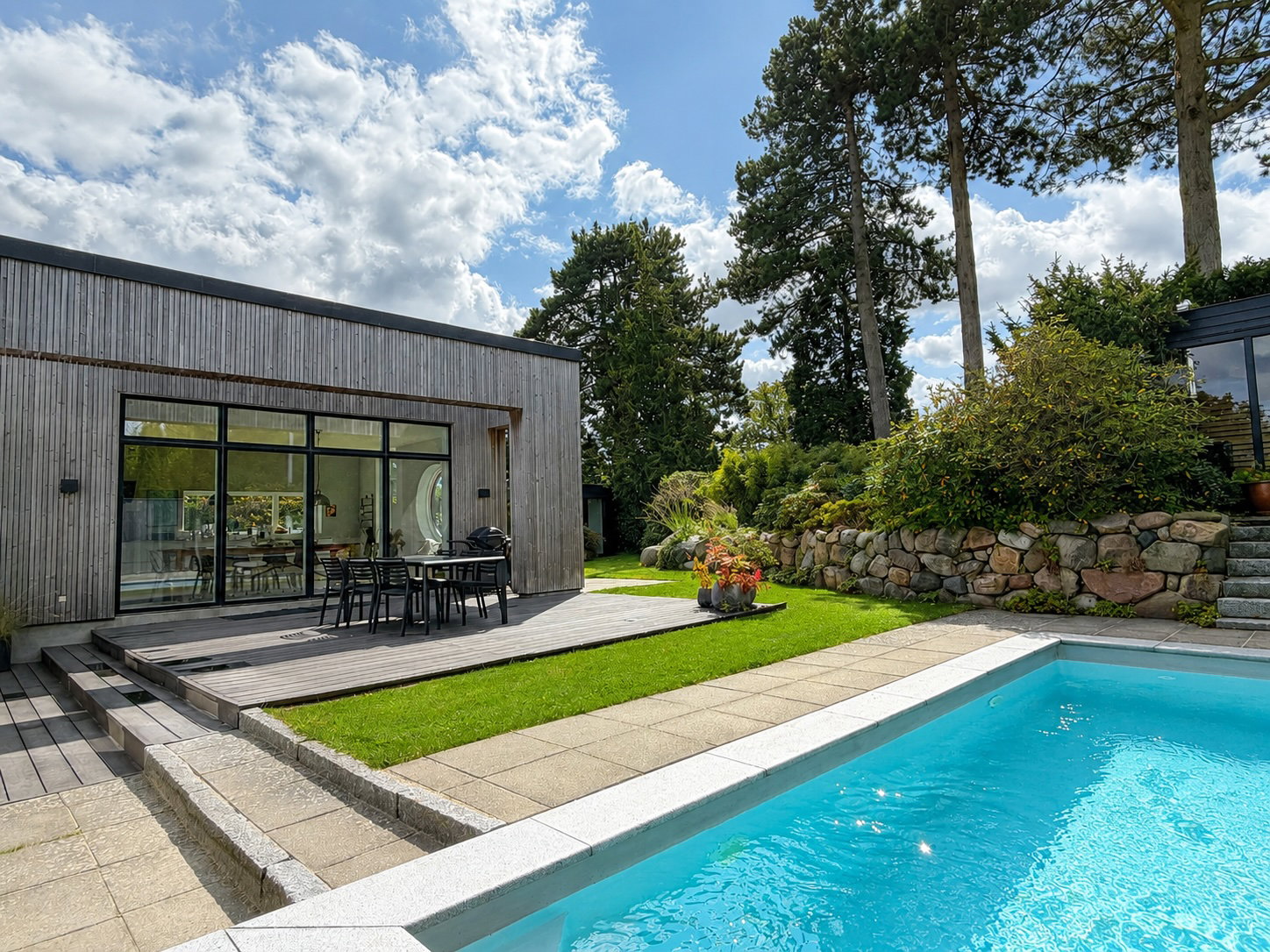 house Arkitekttegnet familievilla med pool, sauna og anneks – midt i Hareskovbys grønne omgivelser