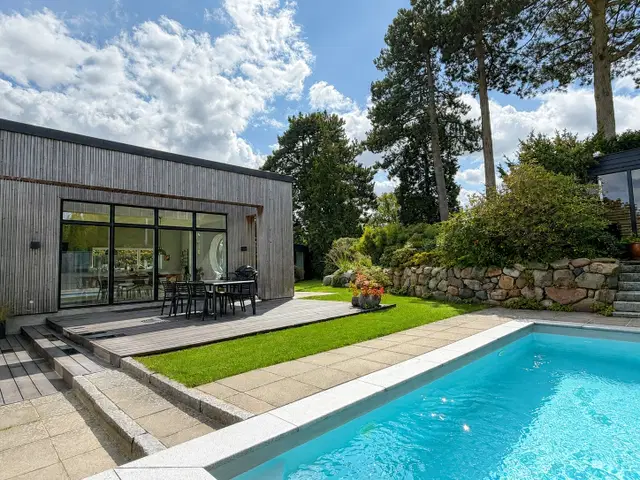 house Arkitekttegnet familievilla med pool, sauna og anneks – midt i Hareskovbys grønne omgivelser