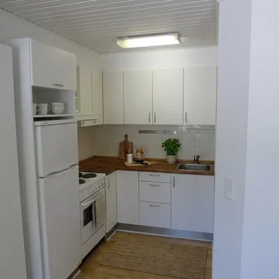 Lys og indretningsvenlig 1-værelses på 46 m2 med stort opholdsrum og hvidt køkken - Østergade, Hjørring - 1