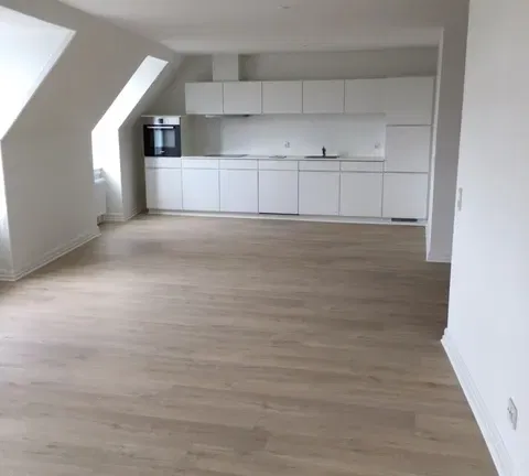 apartment Lys 2-værelses bolig med hems