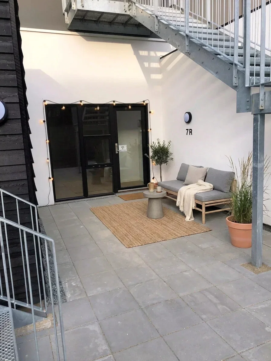 apartment Bright studio apartment with private terrace, fully equipped kitchen and parking – only 3 km from the university