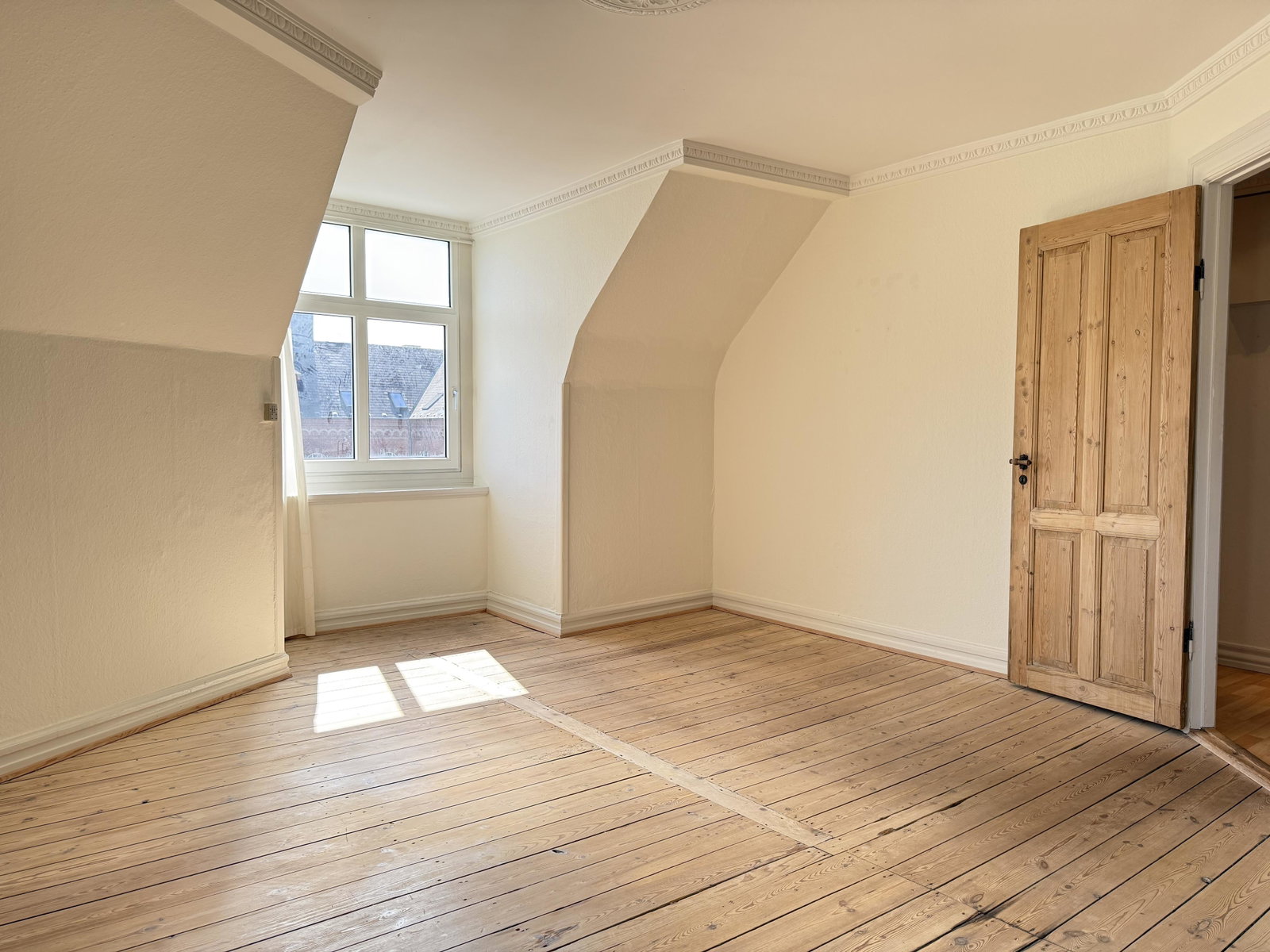 apartment Lys 2-værelses bolig på 65 m² med klassisk charme