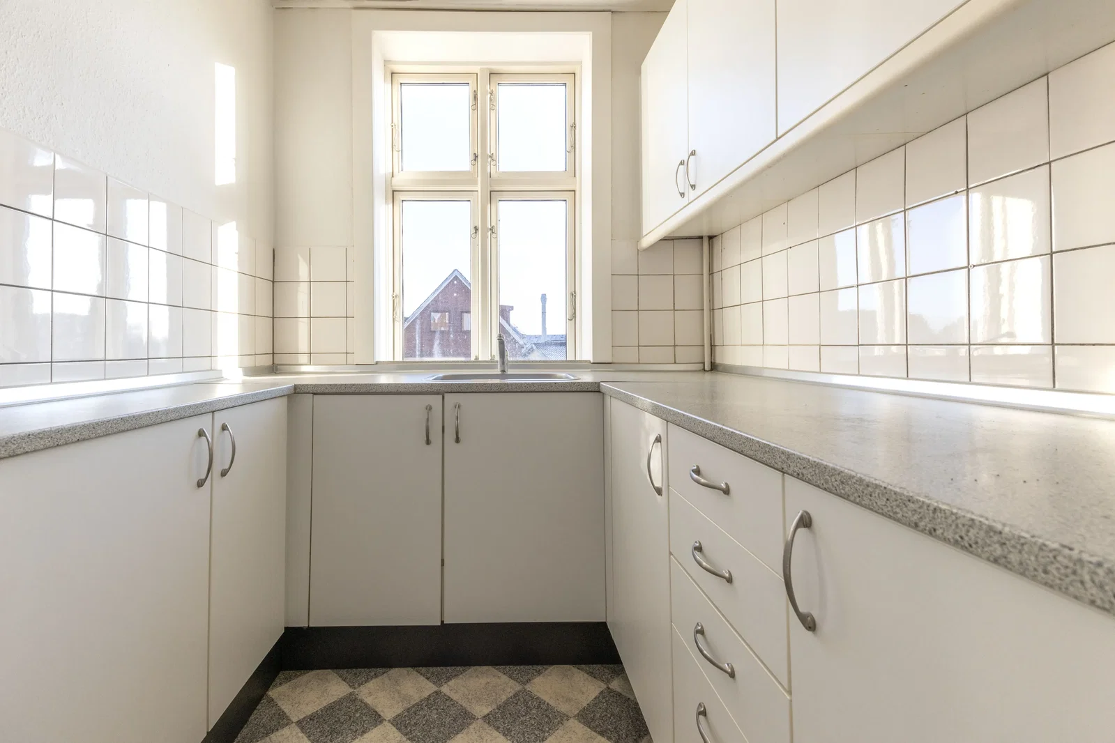 apartment Lys lejlighed på 1. sal nær byliv – husdyr tilladt