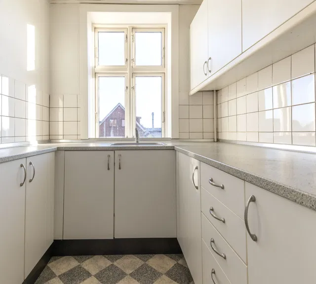 apartment Lys lejlighed på 1. sal nær byliv – husdyr tilladt