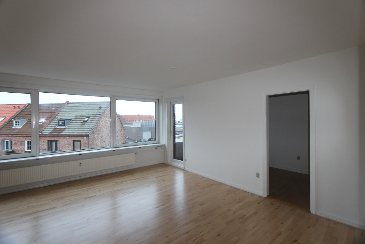 apartment Affordable 3-Room Apartment in the City Center with Balcony and Parking
