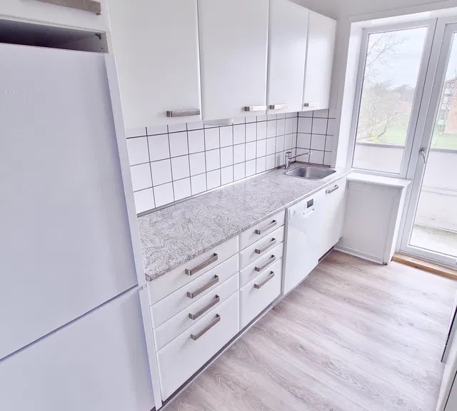 apartment Hyggelig 3-værelses med altan og parkering