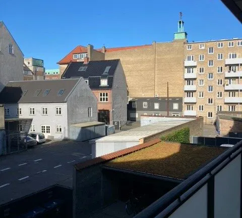 apartment Lys 2-værelses med sydvendt altan og kig til vandet