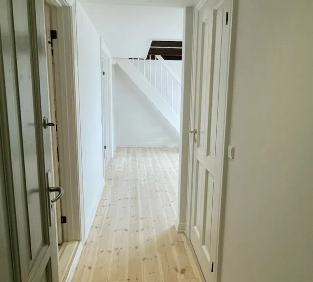 apartment Lys 3-værelses taglejlighed med hems, kvist og vaskesøjle – midt i centrum