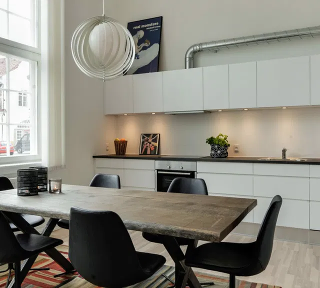apartment Lys 2-værelses med hems og klassiske vinduespartier