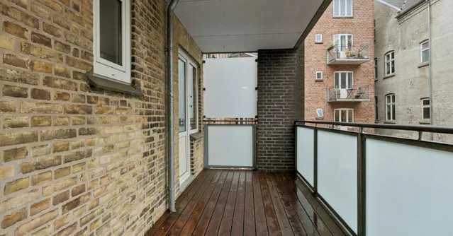 apartment Rummelig 2-værelses med sydvendt altan, fjordkig og elevator