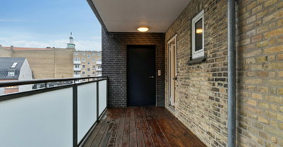 Rummelig 2-værelses med sydvendt altan, fjordkig og elevator - Toldbodgade, Aalborg - 1