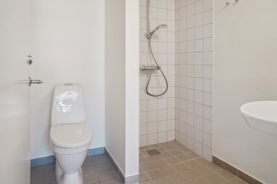 Moderne lejlighed med stort køkken og fælles vaskeri - Nyborgvej, Odense C - 4