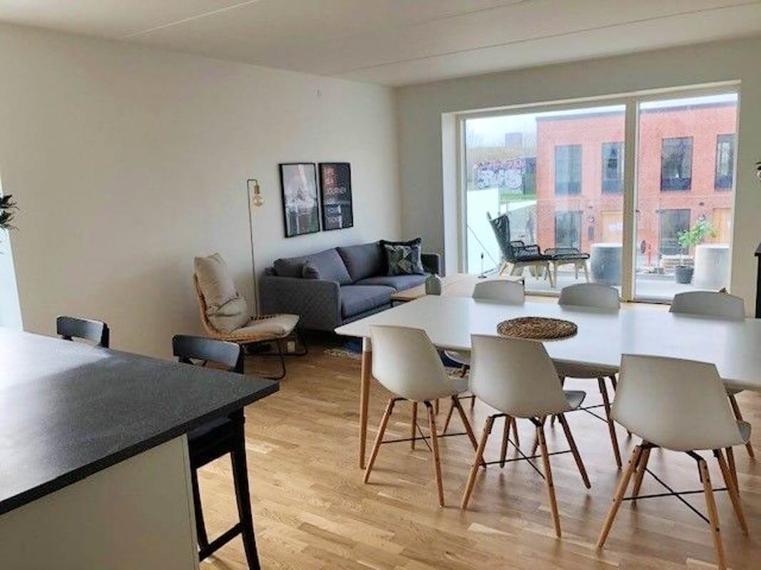 apartment 3-værelses lejlighed med altan og privat tagterrasse i Odense C