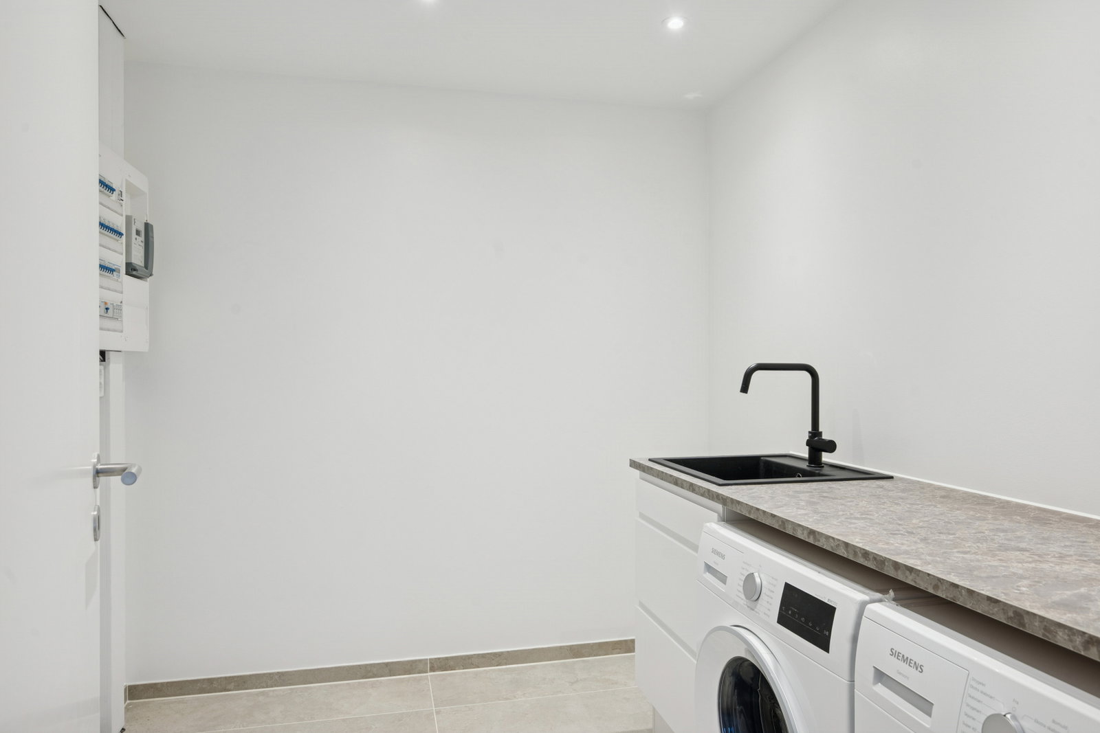townhouse Exclusive terraced house with garden and roof terrace in Ishøj