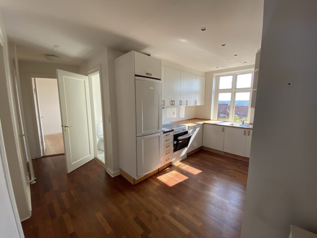 apartment Spacious 3-Room Apartment with Classic Details and Balcony