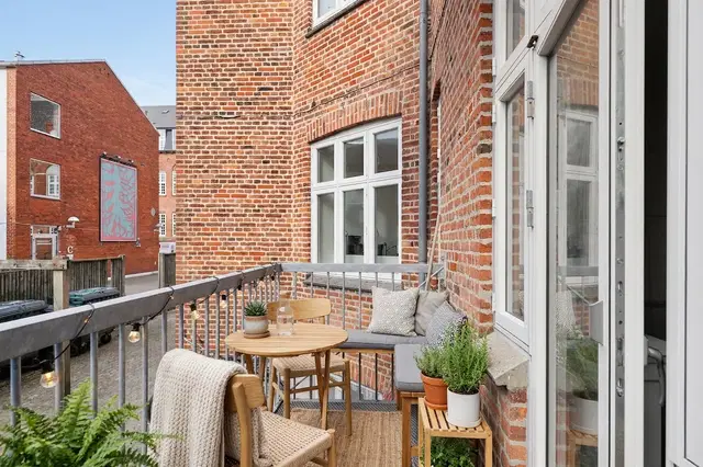 apartment Inviting 2-Room Apartment of 66 m² with Balcony, Plank Floors and Classic Charm