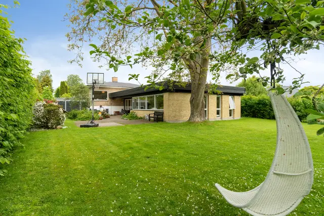 house Familievenligt hus med stor have nær Furesøen