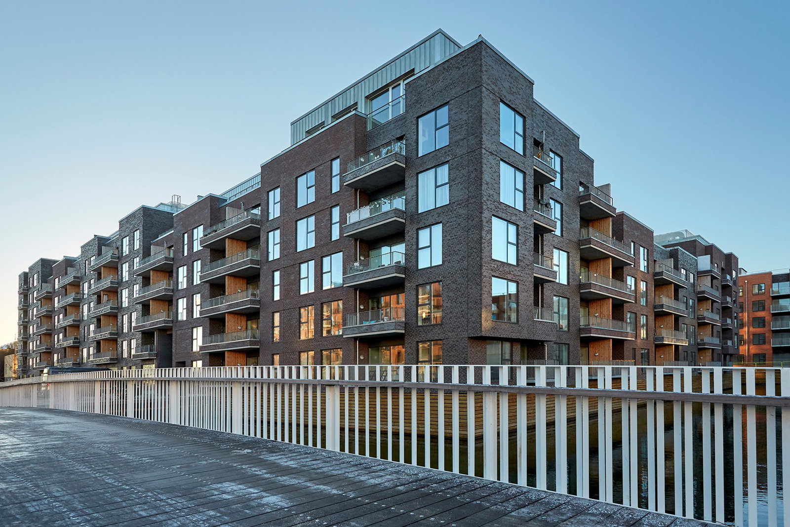 apartment Lys 3-værelses bolig med altan ved vand og by