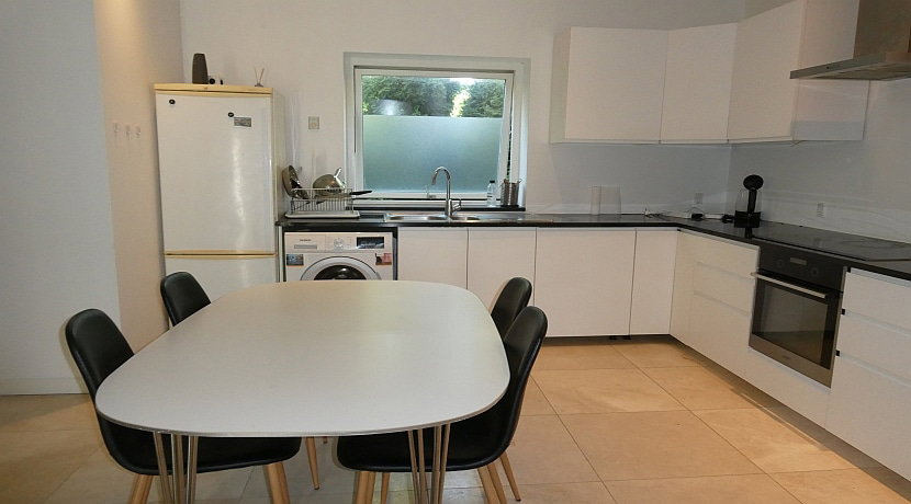 apartment Moderniseret stuelejlighed med terrasse og parkering