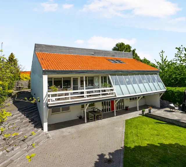 house Stort lyst hus med dejlig udestue, have med terrasser