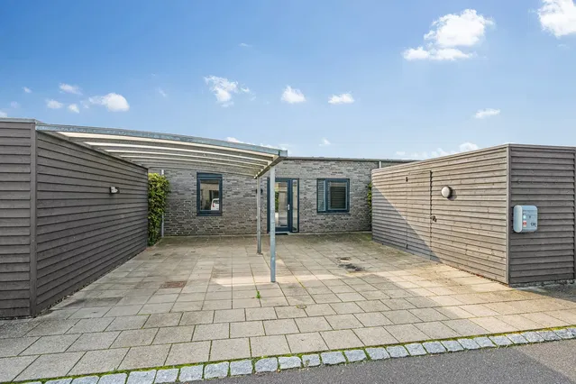 townhouse Indflytningsklart 4-værelses rækkehus i ét plan med carport, skur og privat terrasse – 107 m2