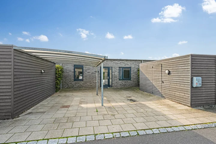 Indflytningsklart 4-værelses rækkehus i ét plan med carport, skur og privat terrasse – 107 m2 - Sønderholmvej, Hasselager - 0