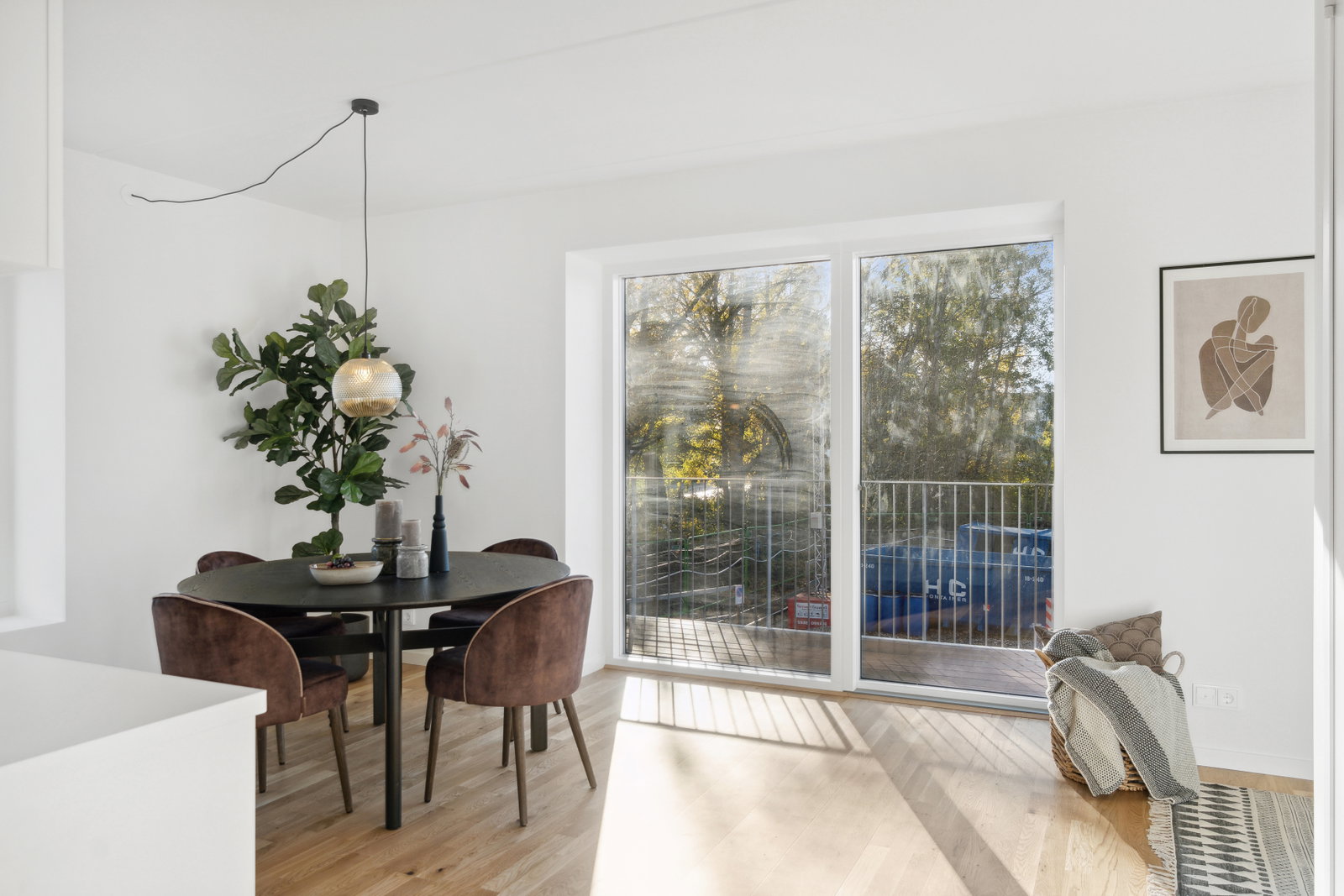 apartment Spacious 3-room home with two balconies