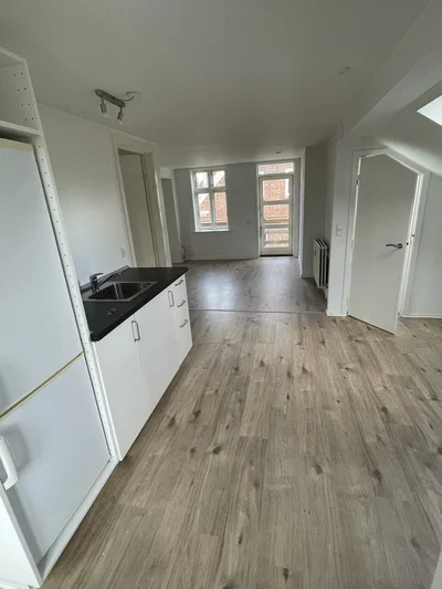 Lys 2-værelses på øverste etage med altan og parkering – 54 m2 - Kongevej, Rødding - 1