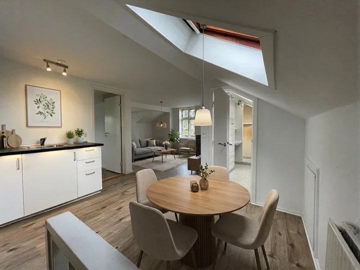 Lys 2-værelses på øverste etage med altan og parkering – 54 m2 - Kongevej, Rødding - 0