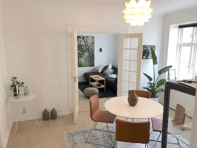 Lys 2-værelses på 69 m2 med altan og klassiske detaljer - Dalgasgade, Aalborg - 0