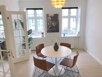 Lys 2-værelses på 69 m2 med altan og klassiske detaljer - Dalgasgade, Aalborg - 1