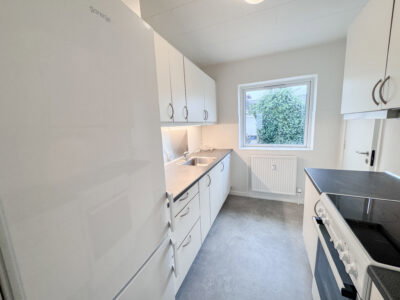 apartment Indbydende stuelejlighed med lyse rum og praktiske løsninger