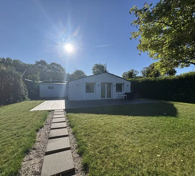 house Moderne villa med afskærmet have i Valby