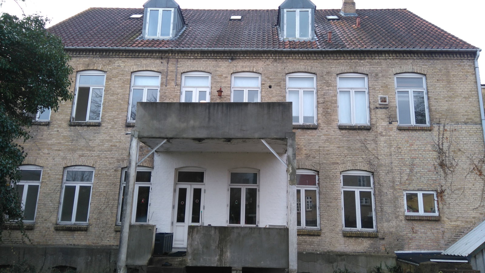 apartment Charming 2-Room Apartment with Large Balcony