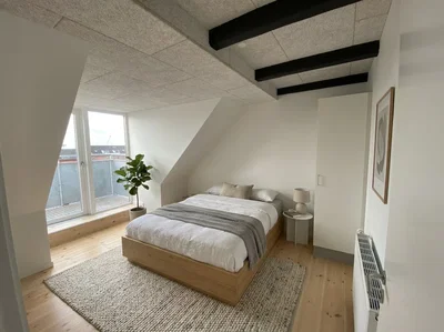 Lys penthouse med vandkig, altan og synlige bjælker – indflytningsklar 2-værelses - Strandbygade, Esbjerg - 1