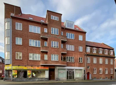 Lys penthouse med vandkig, altan og synlige bjælker – indflytningsklar 2-værelses - Strandbygade, Esbjerg - 4