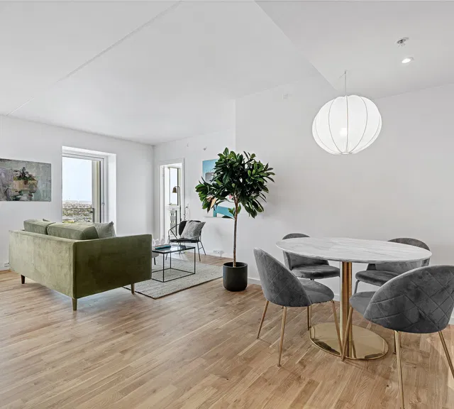 apartment Lys 4-værelses bolig med stor altan på 15. etage