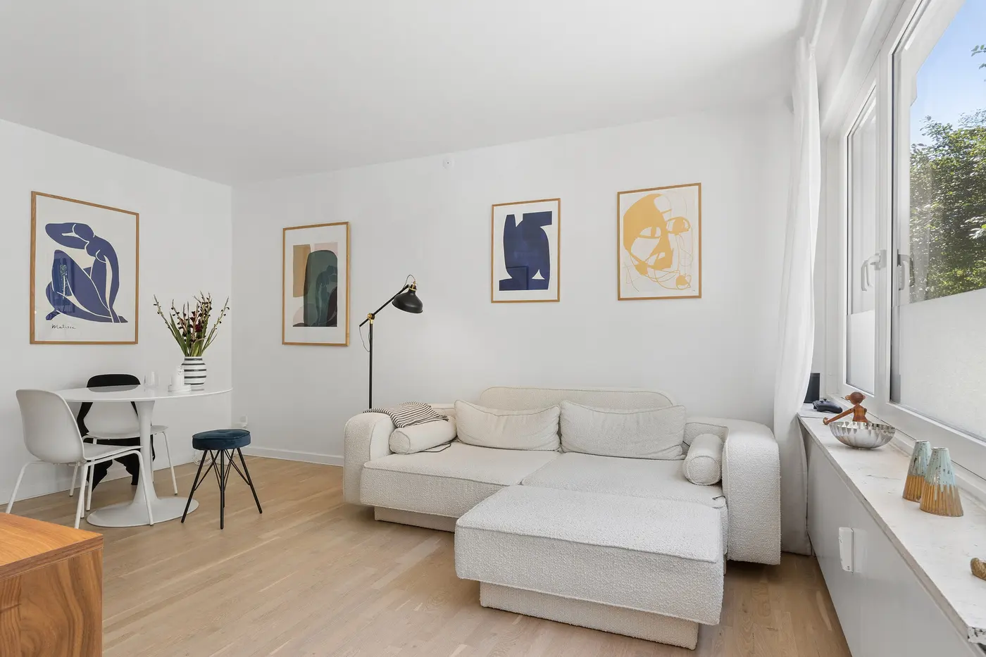 apartment Skøn lys lejlighed med altan og privat parkering