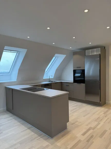 apartment Nyrenoveret 4-værelses bolig med privatliv på øverste etage