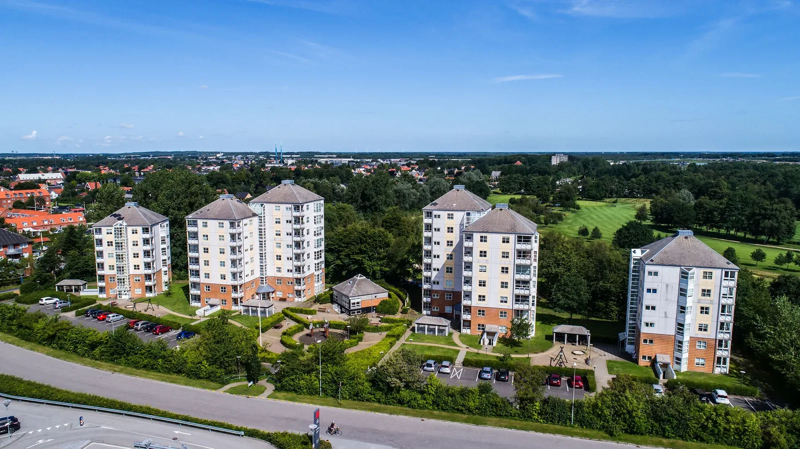 apartment Bright 3-Room Apartment of 86 m² by the Golf Course